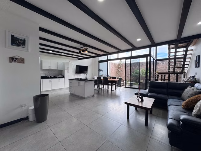 Venta de Amplia Casa en Condominio Terralta con Extraordinaria Iluminación - Imagen 2