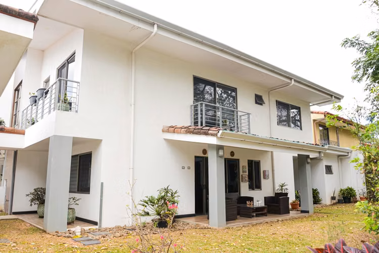 Casa amoblada en Alquiler Santa Ana – 4 Hab Cerca de Lindora