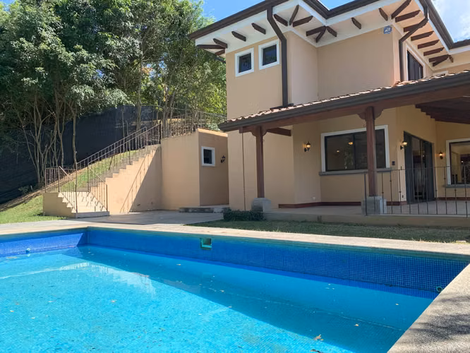 Casa de Lujo en la Cima con 3 Habitaciones, Piscina Privada y Vistas Panorámicas en Comunidad Exclusiva de Santa Ana ID27253