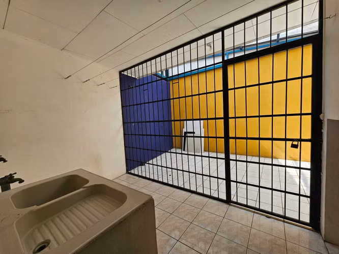 Casa en Sabanilla cerquita de UCR… 2 pisos, 3 cuartos, 2,5 baños - Imagen 4