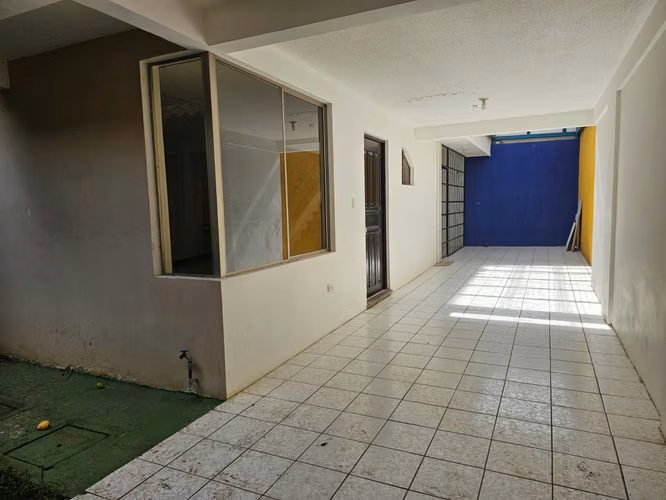 Casa en Sabanilla cerquita de UCR… 2 pisos, 3 cuartos, 2,5 baños