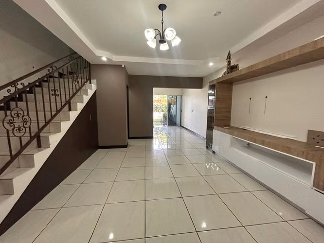 Casa en Alquiler de 3 Habitaciones en Residencial Privado - Imagen 4