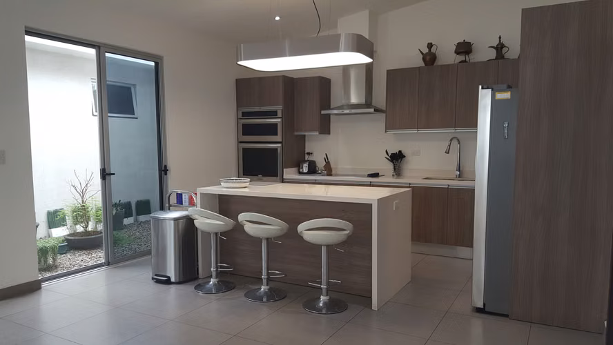 Casa Moderna 1 Planta en Condo Exclusivo | 3H + Oficina | Patio | Piscina | Seg 24/7 | Santa Ana - Imagen 4
