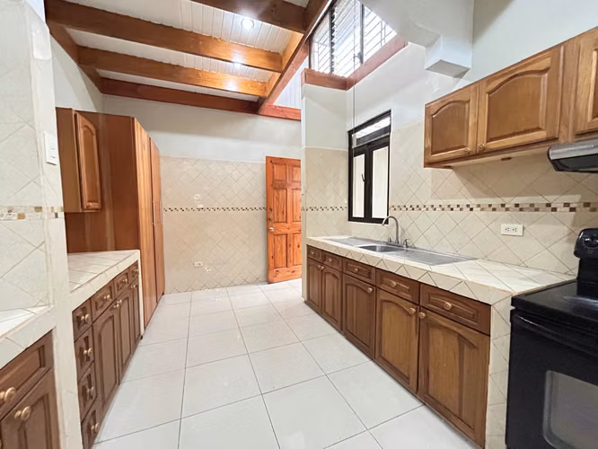 Casa Ideal para tus Oficinas o Comercio en Barrio Cordoba sobre calle Principal - Imagen 4