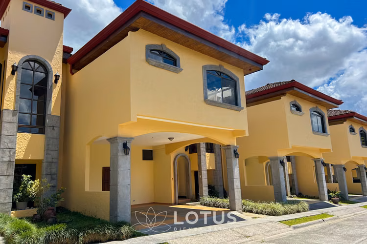 Casa en Venta en Condominio La Abadía, Guayabos, Cód. AJ068