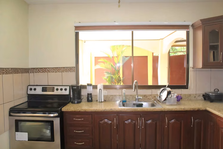 Casa en venta Liverpool, Limon, una planta con patio. Cerca del centro, playas y aeropuerto. - Imagen 10