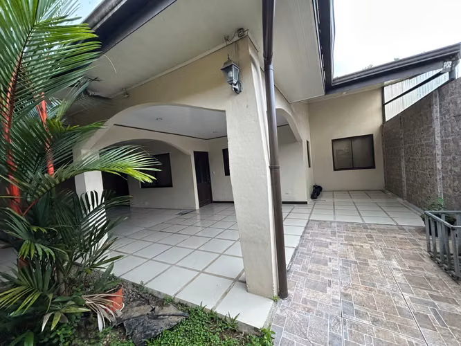 Casa en venta Liverpool, Limon, una planta con patio. Cerca del centro, playas y aeropuerto.