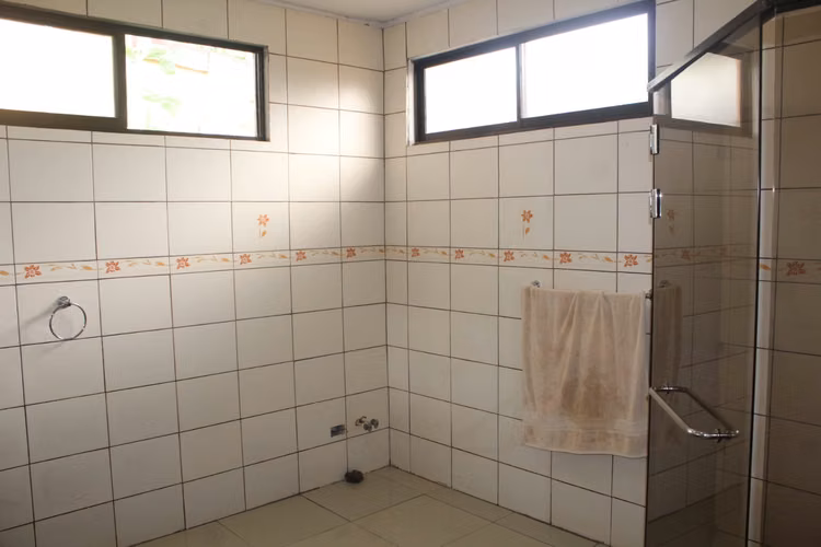 Casa en venta Liverpool, Limon, una planta con patio. Cerca del centro, playas y aeropuerto. - Imagen 13
