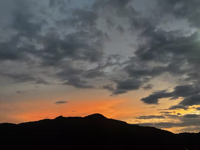 Condominio F10 en Colinas del Sol en Torres del Sol / Vista a las Montañas