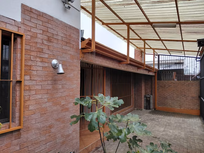 Se alquila casa en zona muy céntrica y segura
