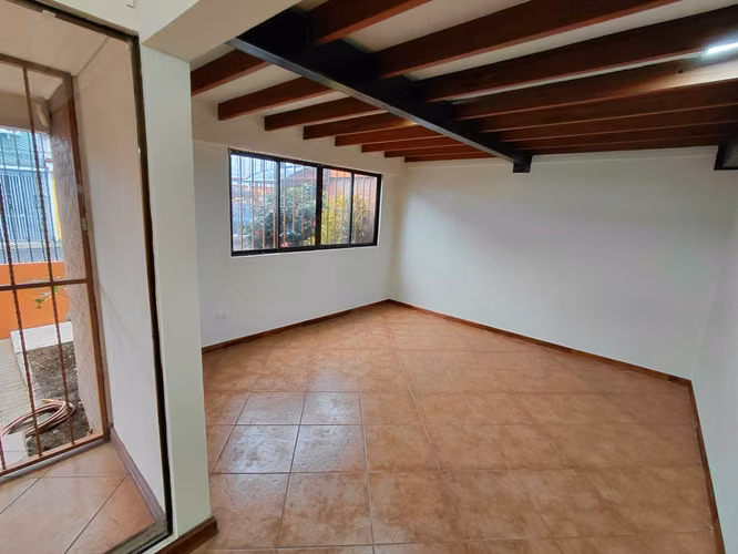 Se alquila casa en zona muy céntrica y segura - Imagen 2