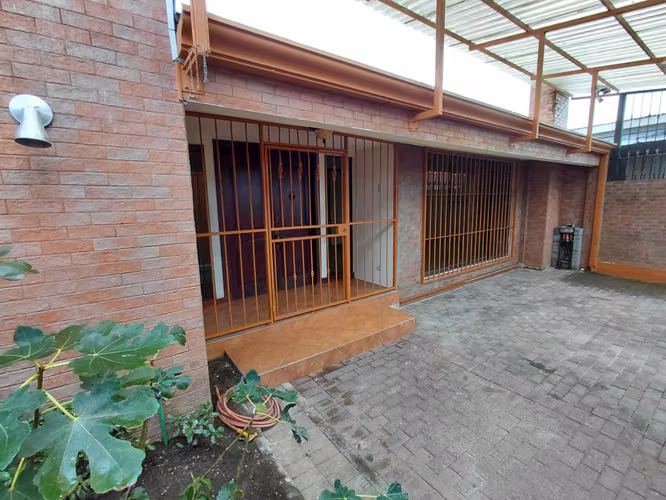 Se alquila casa en zona muy céntrica y segura - Imagen 3