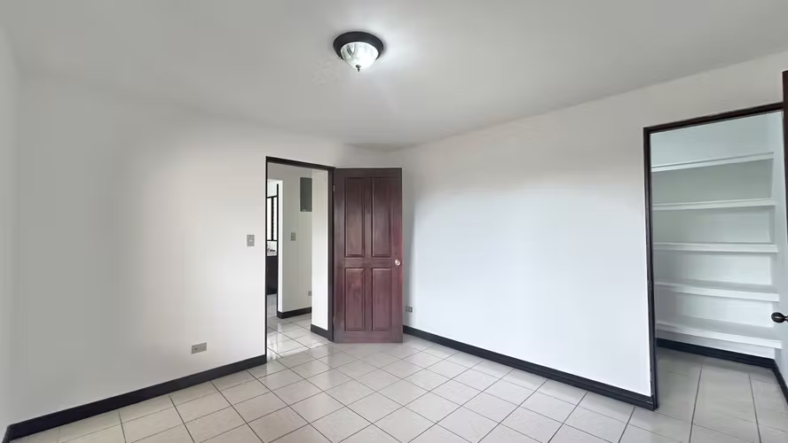 Alquiler de Apto en el SEGUNDO PISO. 2 Hab. 1,5 Baños en Condominio en San Rafael de Escazú - Imagen 10