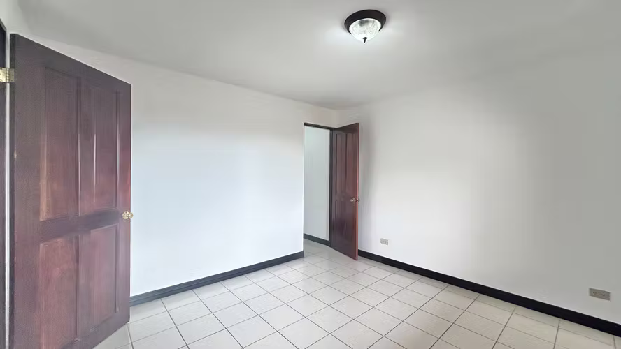 Alquiler de Apto en el SEGUNDO PISO. 2 Hab. 1,5 Baños en Condominio en San Rafael de Escazú - Imagen 9