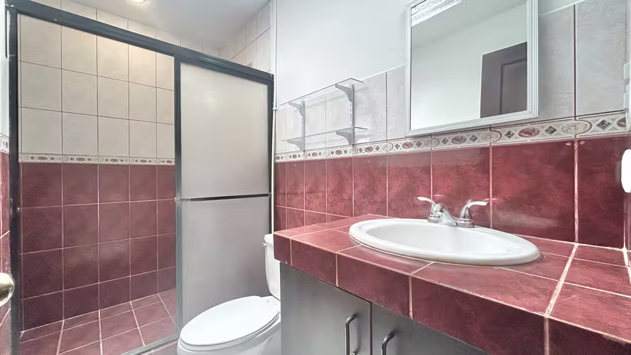 Alquiler de Apto en el SEGUNDO PISO. 2 Hab. 1,5 Baños en Condominio en San Rafael de Escazú - Imagen 8