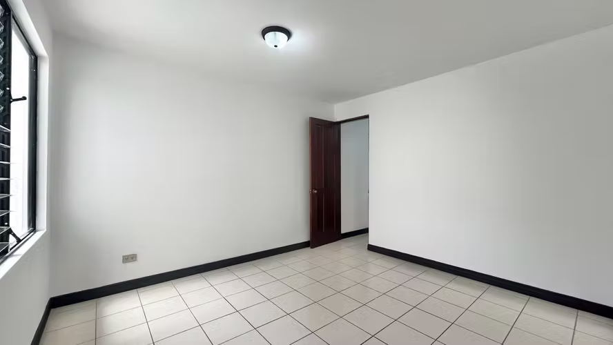 Alquiler de Apto en el SEGUNDO PISO. 2 Hab. 1,5 Baños en Condominio en San Rafael de Escazú - Imagen 12