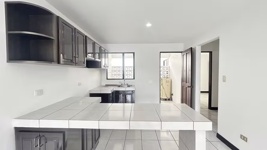 Alquiler de Apto en el SEGUNDO PISO. 2 Hab. 1,5 Baños en Condominio en San Rafael de Escazú - Imagen 3