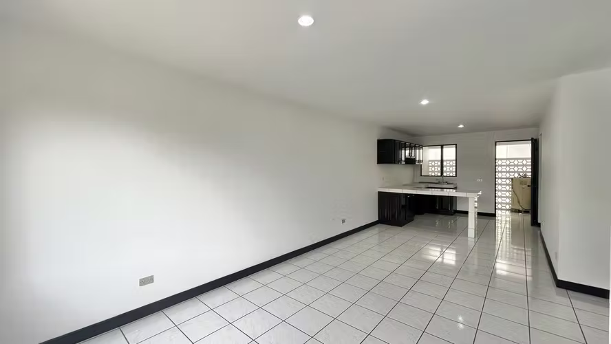 Alquiler de Apto en el SEGUNDO PISO. 2 Hab. 1,5 Baños en Condominio en San Rafael de Escazú - Imagen 2