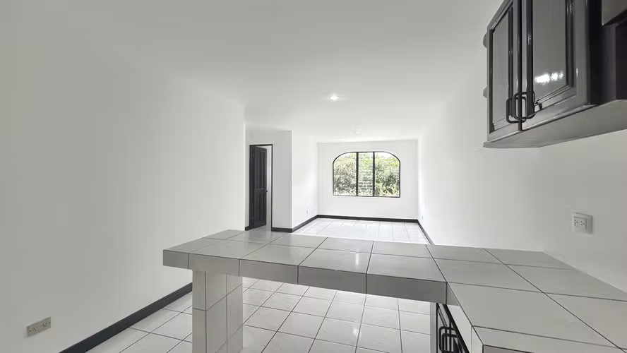 Alquiler de Apto en el SEGUNDO PISO. 2 Hab. 1,5 Baños en Condominio en San Rafael de Escazú - Imagen 4