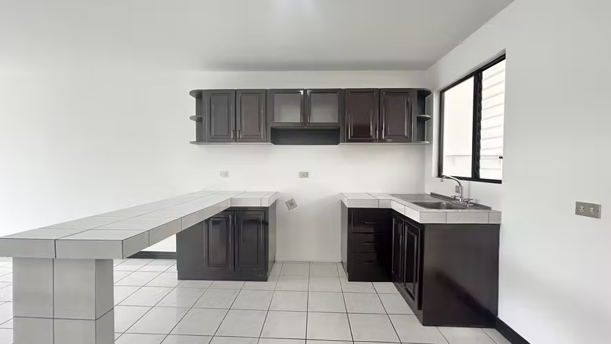Alquiler de Apto en el SEGUNDO PISO. 2 Hab. 1,5 Baños en Condominio en San Rafael de Escazú - Imagen 5