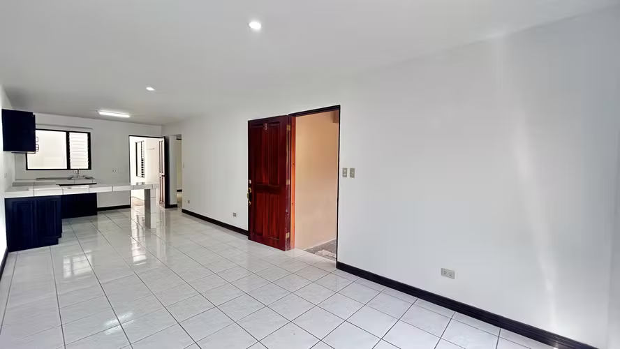 Alquiler de Apto en el PRIMER PISO. 2 Hab. 1,5 Baños en Condominio en San Rafael de Escazú - Imagen 1