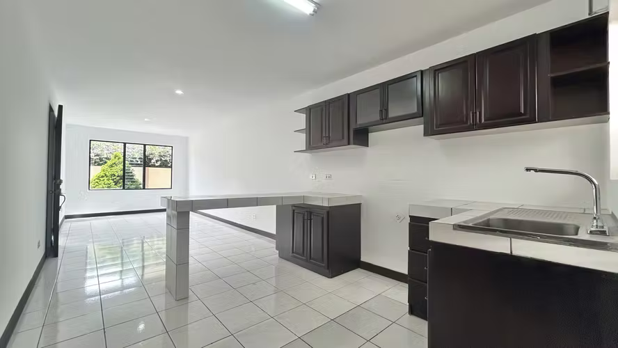 Alquiler de Apto en el PRIMER PISO. 2 Hab. 1,5 Baños en Condominio en San Rafael de Escazú - Imagen 5