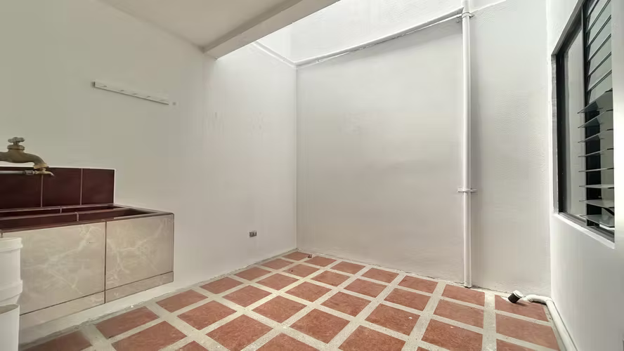 Alquiler de Apto en el PRIMER PISO. 2 Hab. 1,5 Baños en Condominio en San Rafael de Escazú - Imagen 7