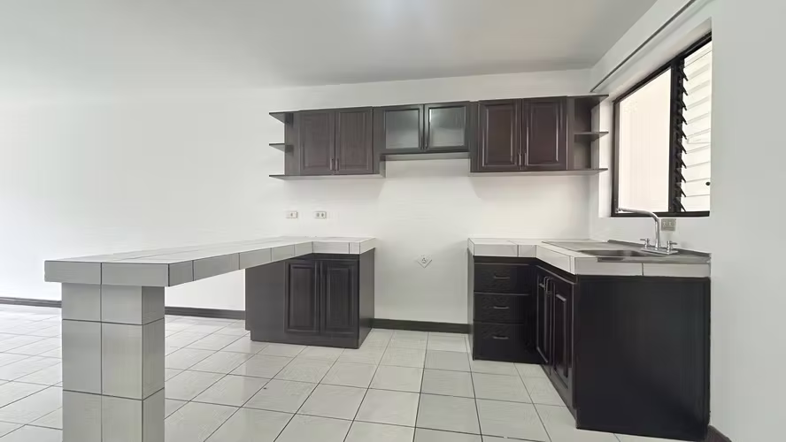 Alquiler de Apto en el PRIMER PISO. 2 Hab. 1,5 Baños en Condominio en San Rafael de Escazú - Imagen 4