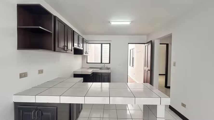 Alquiler de Apto en el PRIMER PISO. 2 Hab. 1,5 Baños en Condominio en San Rafael de Escazú - Imagen 3