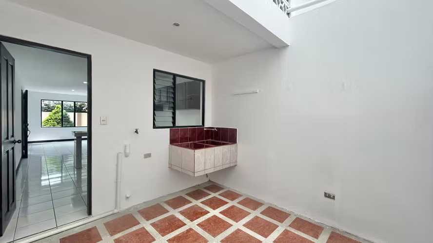 Alquiler de Apto en el PRIMER PISO. 2 Hab. 1,5 Baños en Condominio en San Rafael de Escazú - Imagen 8
