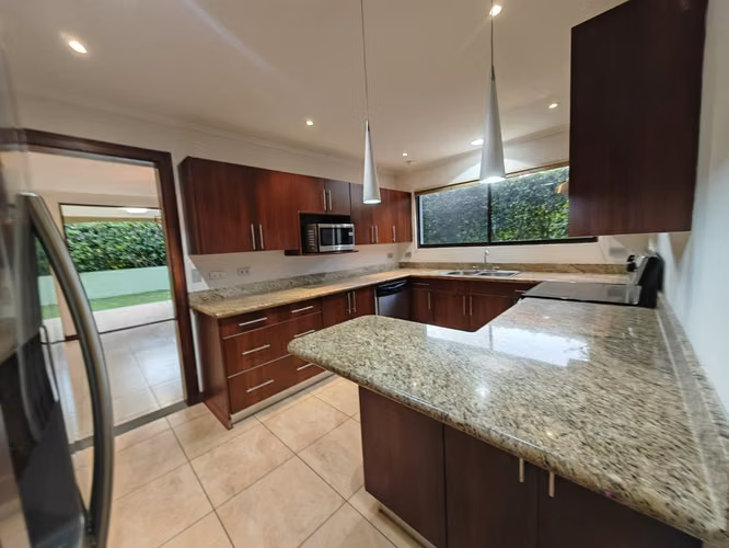 Casa en alquiler en condominio de Santa Ana - Imagen 5