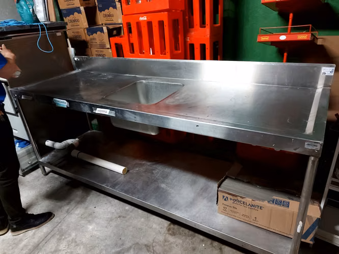 Mesa de lavado industrial en acero inoxidable - Imagen 3