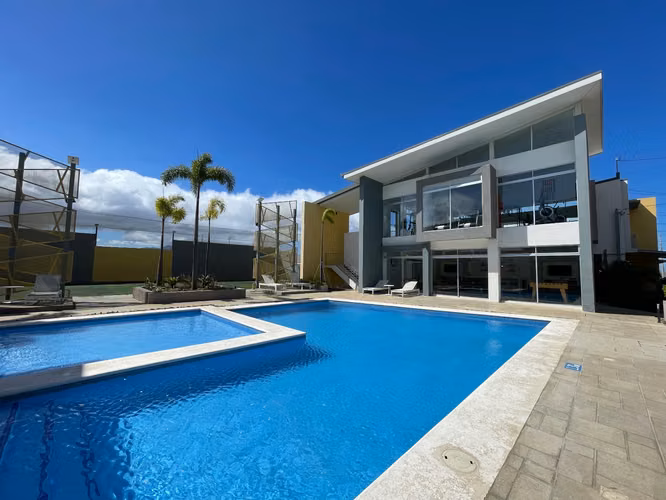 Casa en alquiler en condominio. San Pablo de Heredia. Amenidades y Seguridad.