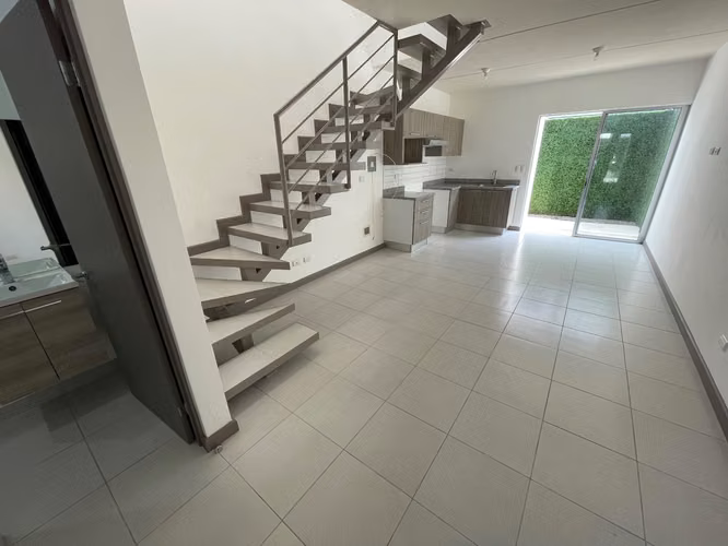 Casa en alquiler en condominio. San Pablo de Heredia. Amenidades y Seguridad.