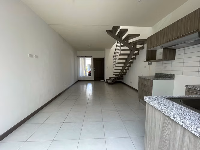 Casa en alquiler en condominio. San Pablo de Heredia. Amenidades y Seguridad.