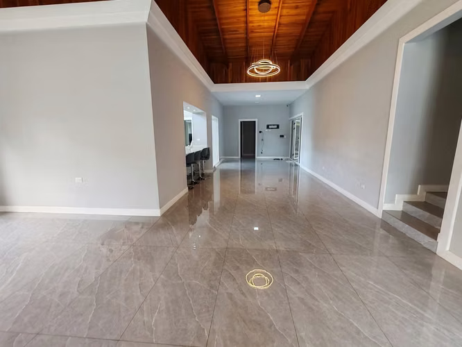 Espectacular Casa de Una Planta con Amplio Terreno en Residencial de San Rafael de Heredia