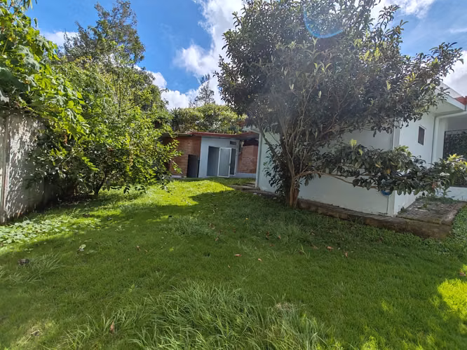 Espectacular Casa de Una Planta con Amplio Terreno en Residencial de San Rafael de Heredia