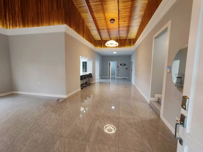 Espectacular Casa de Una Planta con Amplio Terreno en Residencial de San Rafael de Heredia