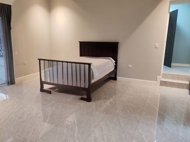 Espectacular Casa de Una Planta con Amplio Terreno en Residencial de San Rafael de Heredia