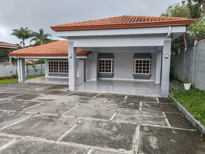Espectacular Casa de Una Planta con Amplio Terreno en Residencial de San Rafael de Heredia