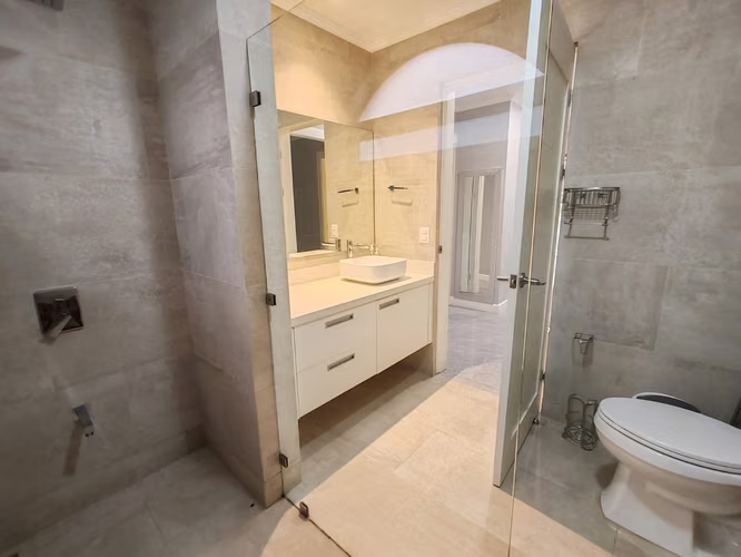 Espectacular Casa de Una Planta con Amplio Terreno en Residencial de San Rafael de Heredia
