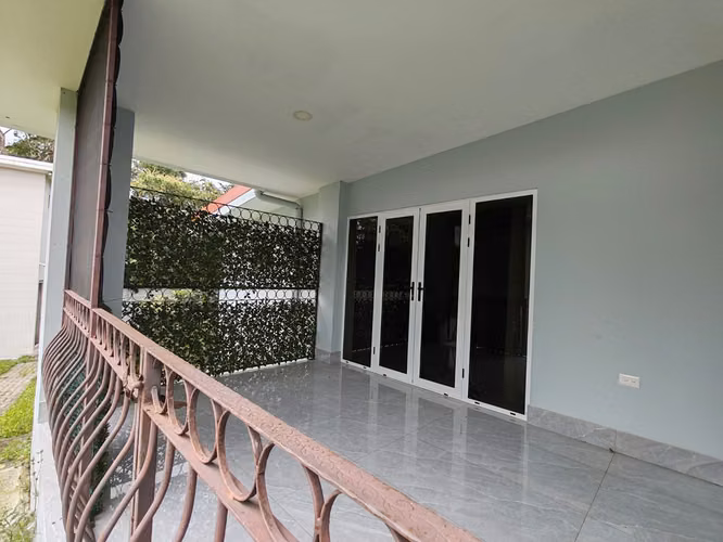 Espectacular Casa de Una Planta con Amplio Terreno en Residencial de San Rafael de Heredia