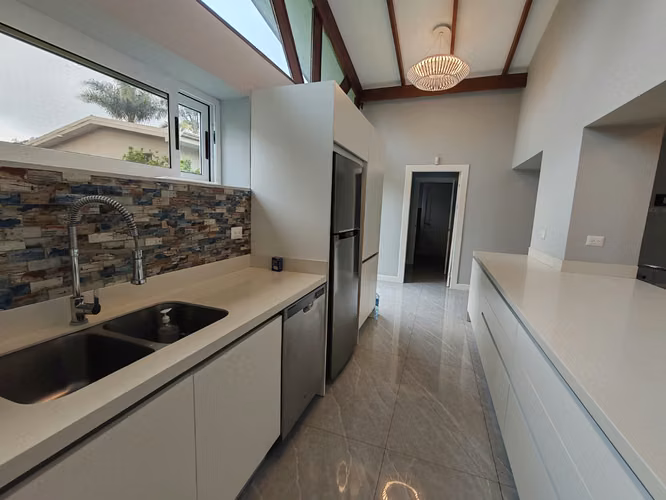 Espectacular Casa de Una Planta con Amplio Terreno en Residencial de San Rafael de Heredia