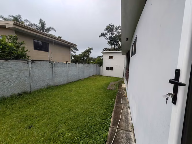 Espectacular Casa de Una Planta con Amplio Terreno en Residencial de San Rafael de Heredia