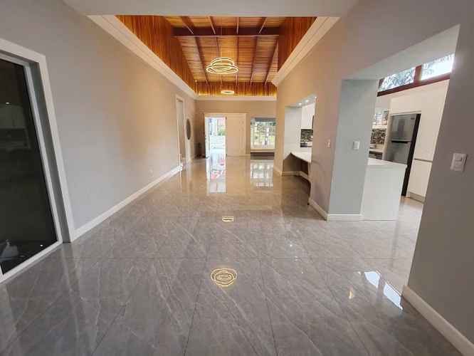 Espectacular Casa de Una Planta con Amplio Terreno en Residencial de San Rafael de Heredia