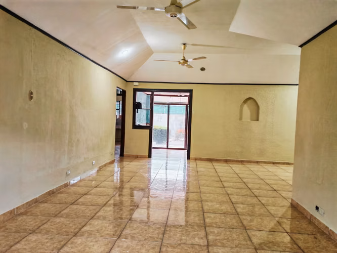 Casa esquinera de 5 habitaciones con amplio terreno en Liberia