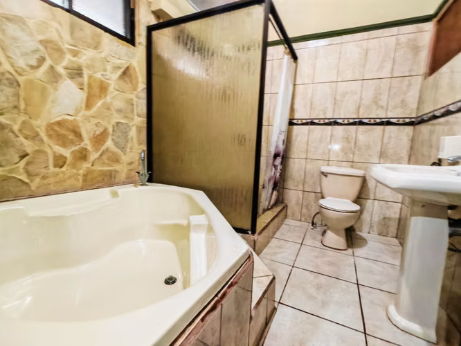 Casa esquinera de 5 habitaciones con amplio terreno en Liberia