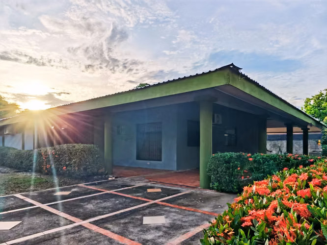 Casa esquinera de 5 habitaciones con amplio terreno en Liberia