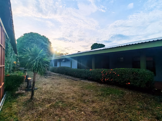 Casa esquinera de 5 habitaciones con amplio terreno en Liberia