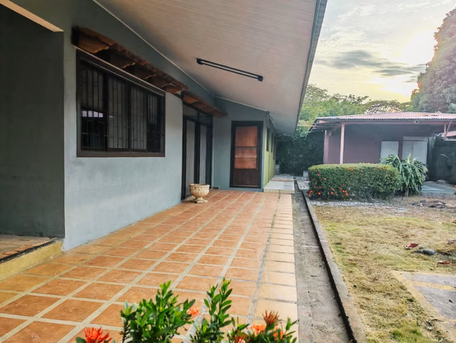 Casa esquinera de 5 habitaciones con amplio terreno en Liberia